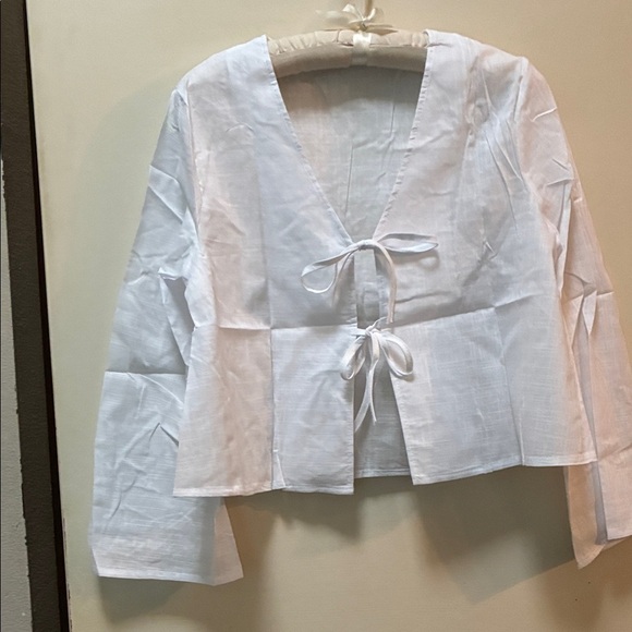 🆕 White Long Sleeve Tie-Front Blouse size small - Picture 3 of 5